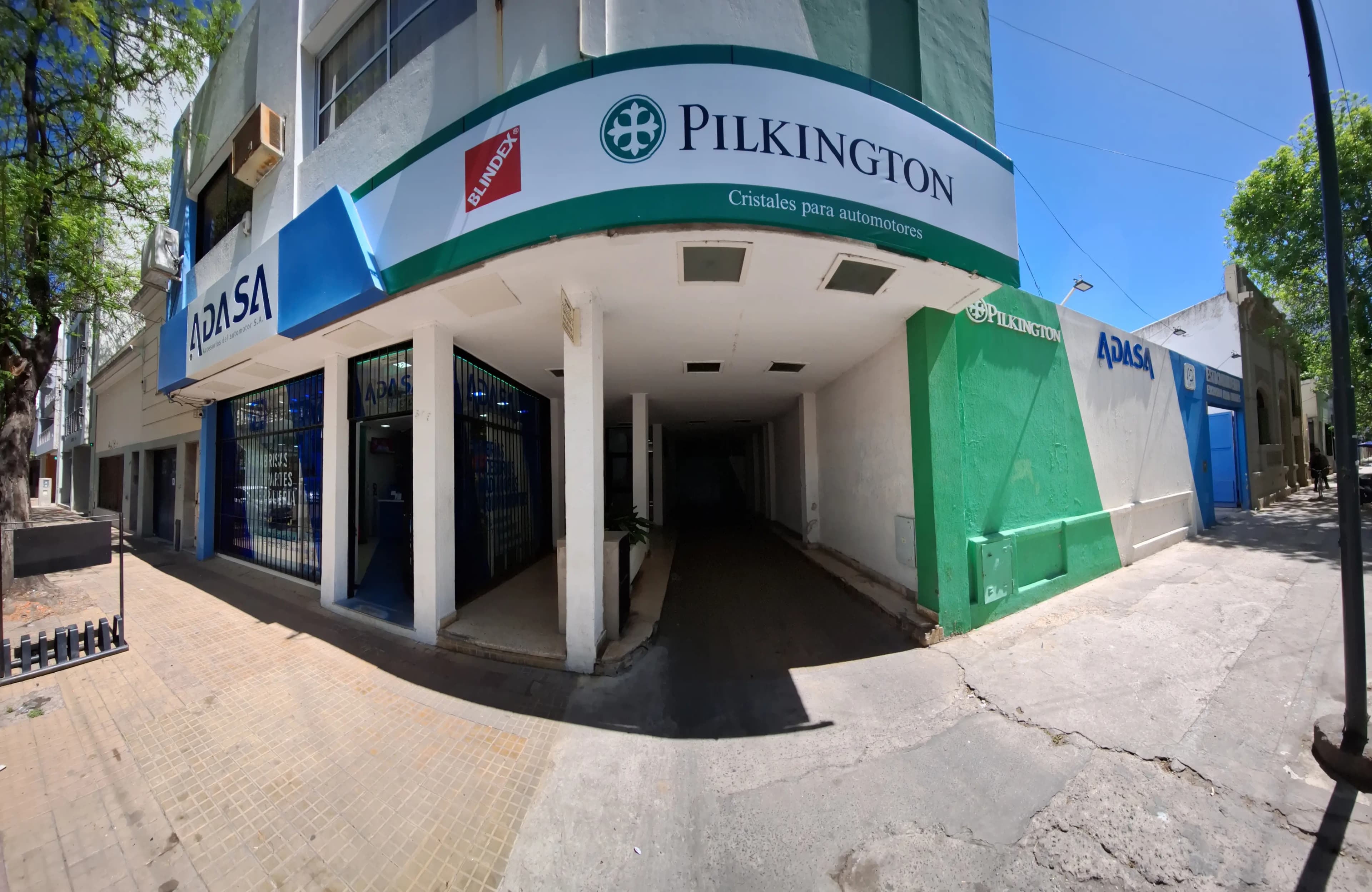 Fachada de ADASA con la identificación de Pilkington.