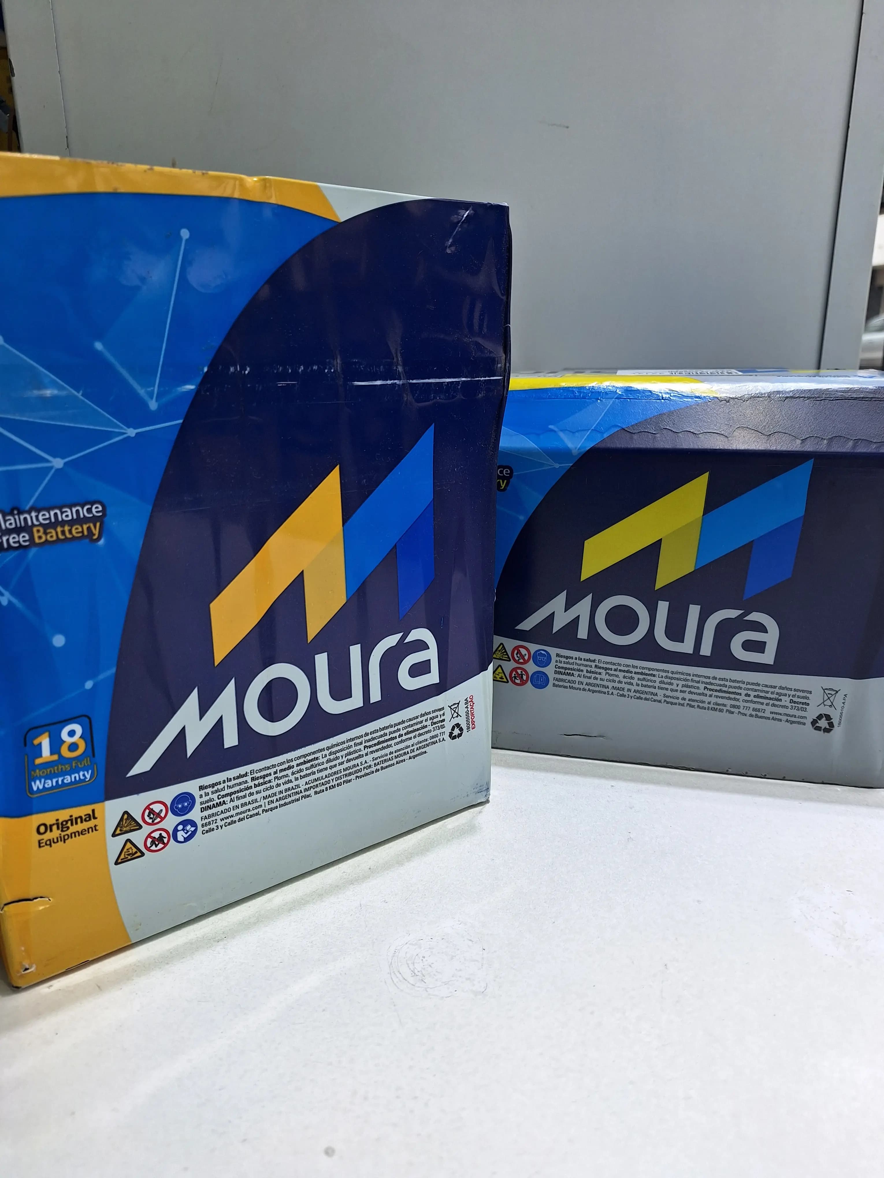Baterías Moura exhibidas sobre un mostrador.