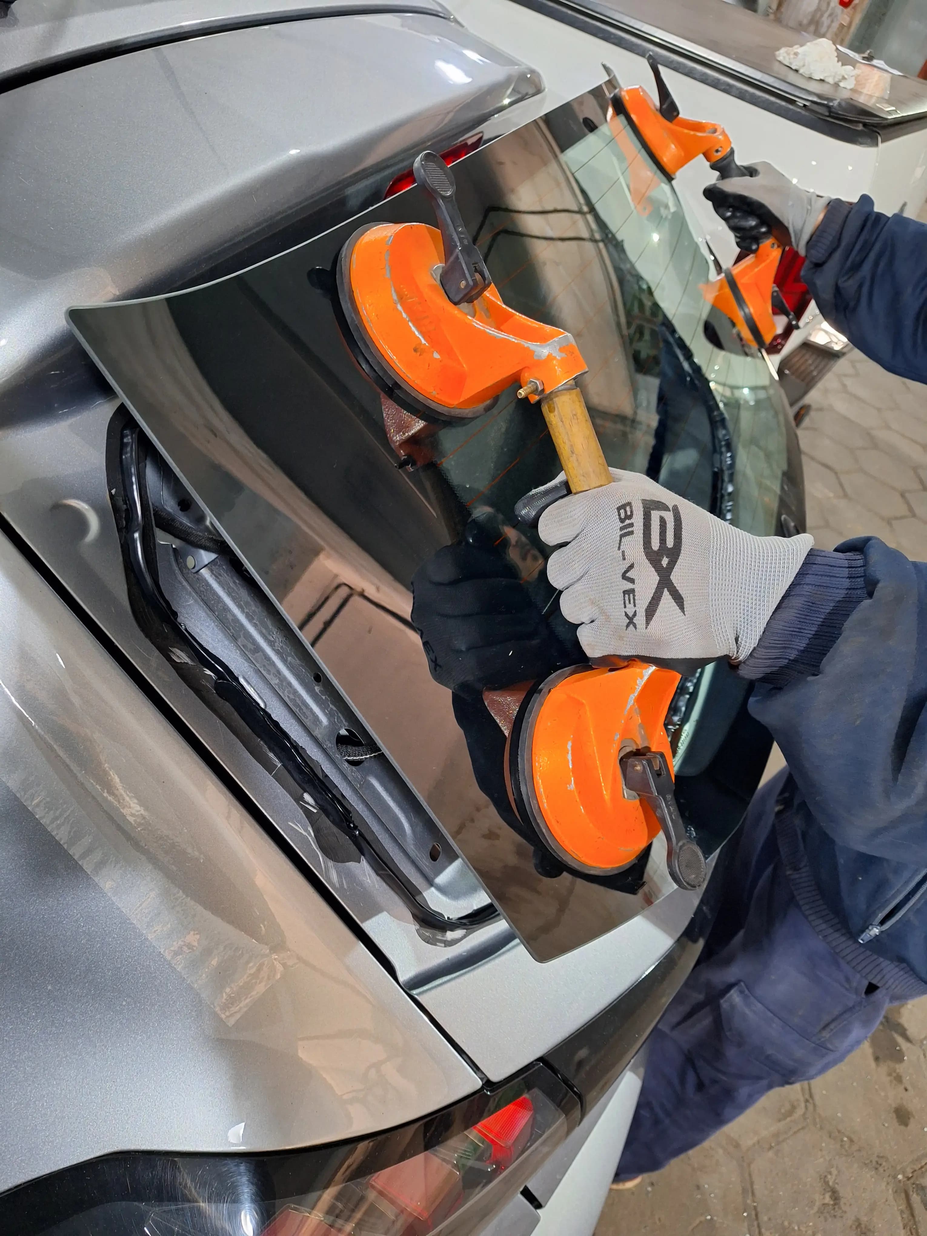 Instalación de un cristal trasero en un automóvil.