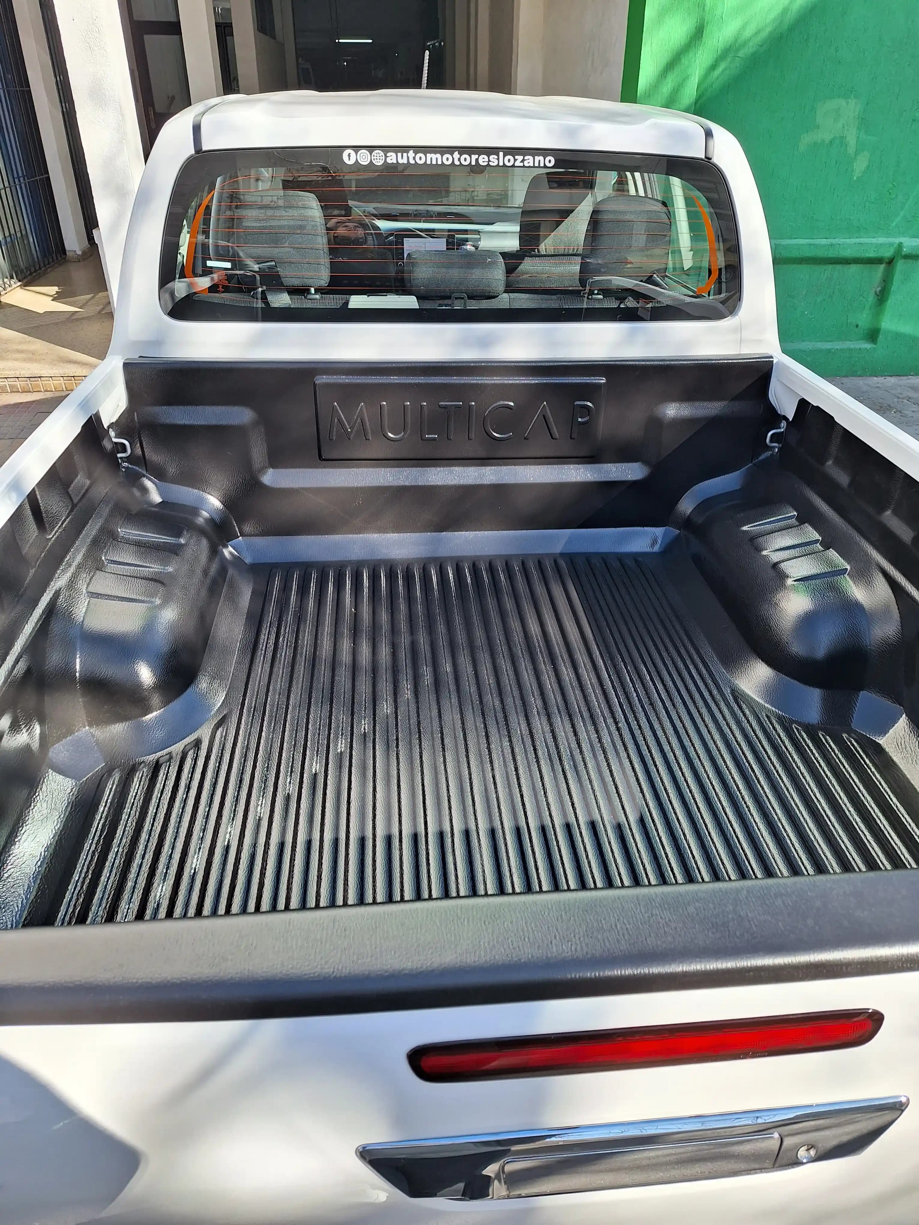 Caja de camioneta equipada con protector plástico.