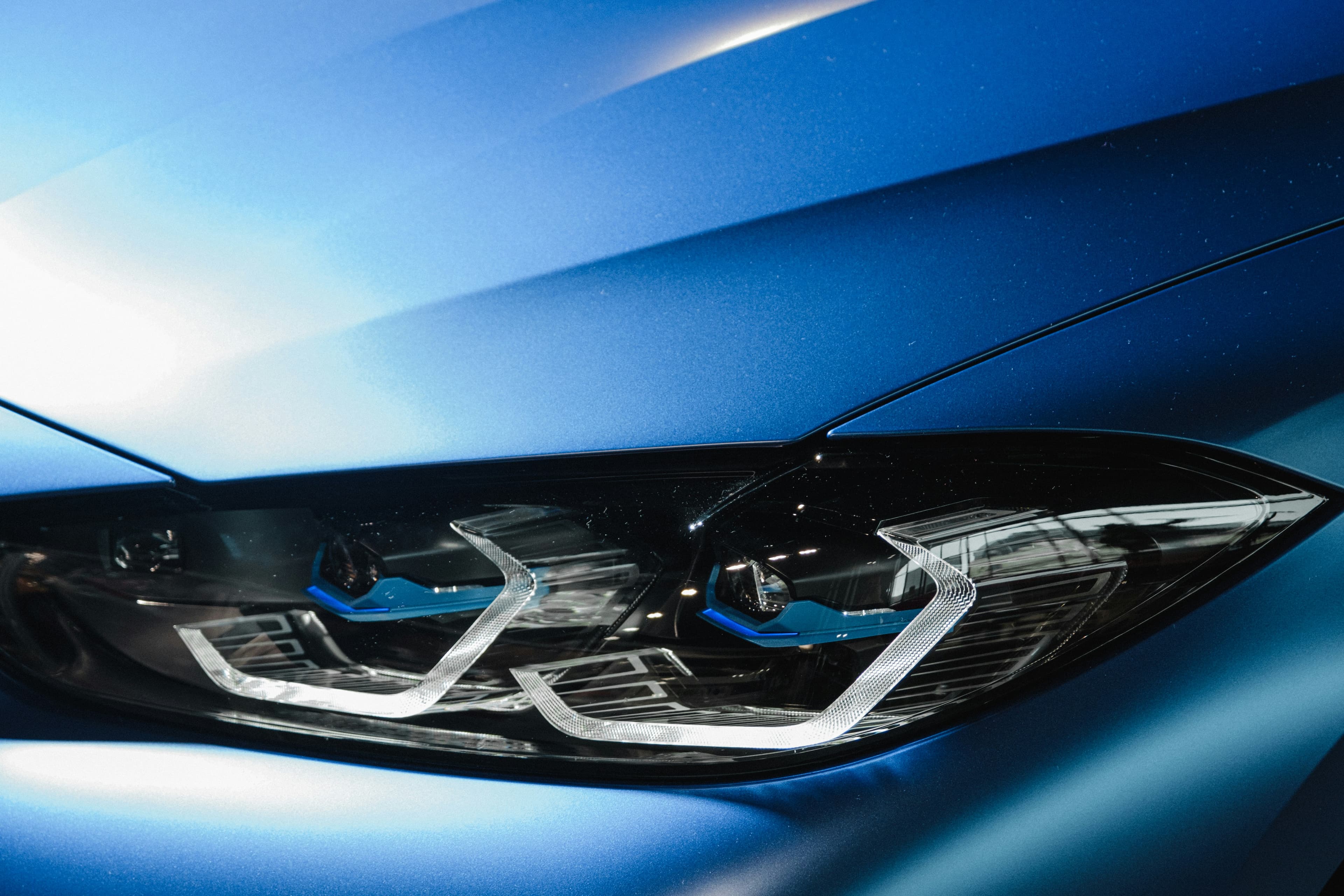 Automóvil con enfoque en el vidrio trasero.