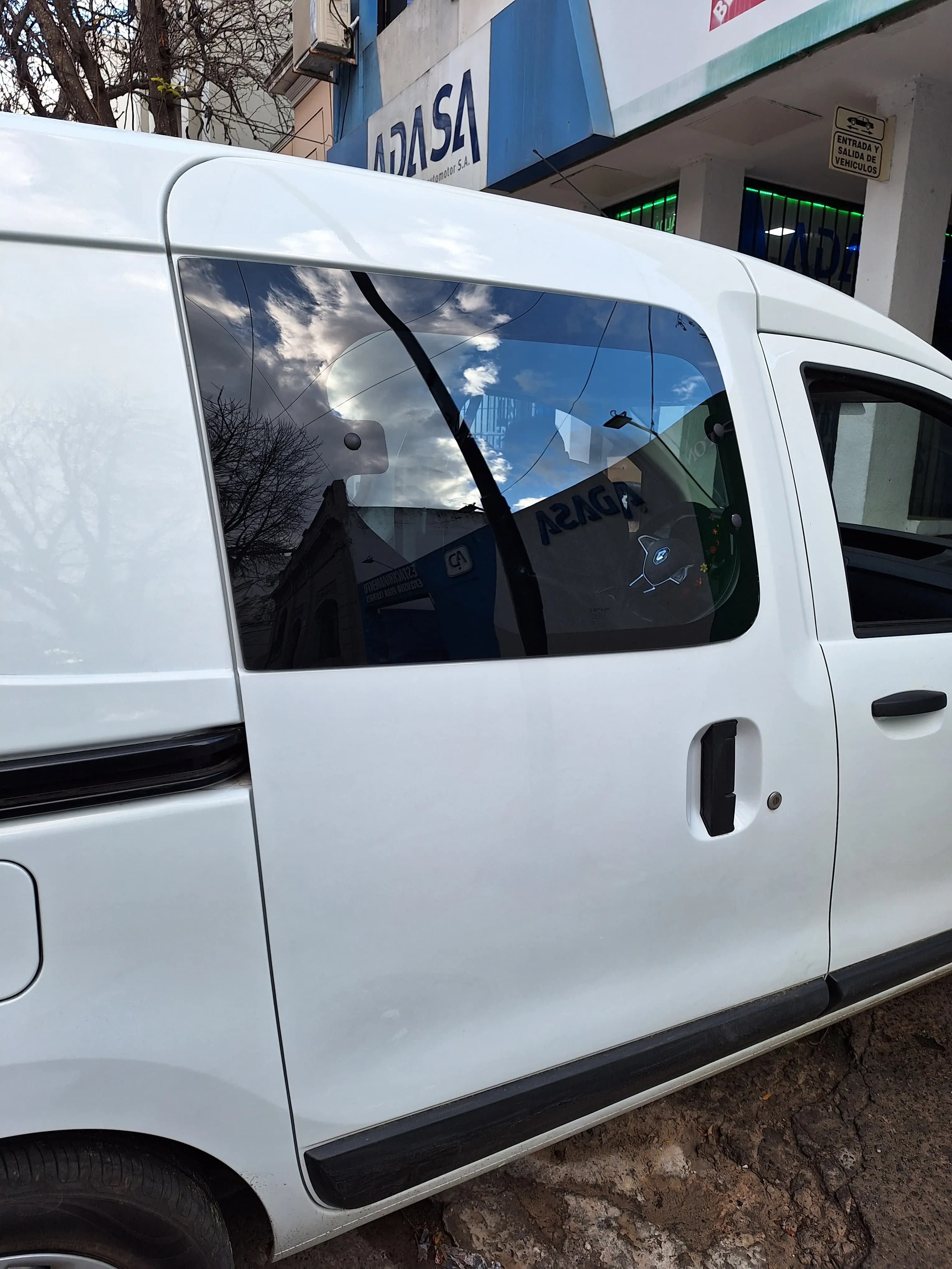 Vehículo con cristales polarizados frente a la fachada de ADASA.